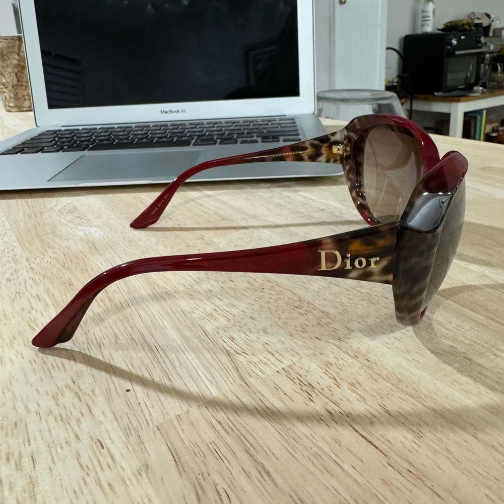 Dior panther1 sunglasses in red with animal print. Barely used, great condition. - Picture 3 of 3